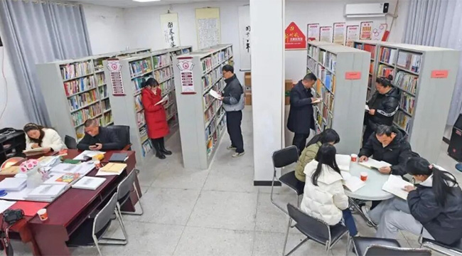 村支書建書屋 30年攢下近5萬本書